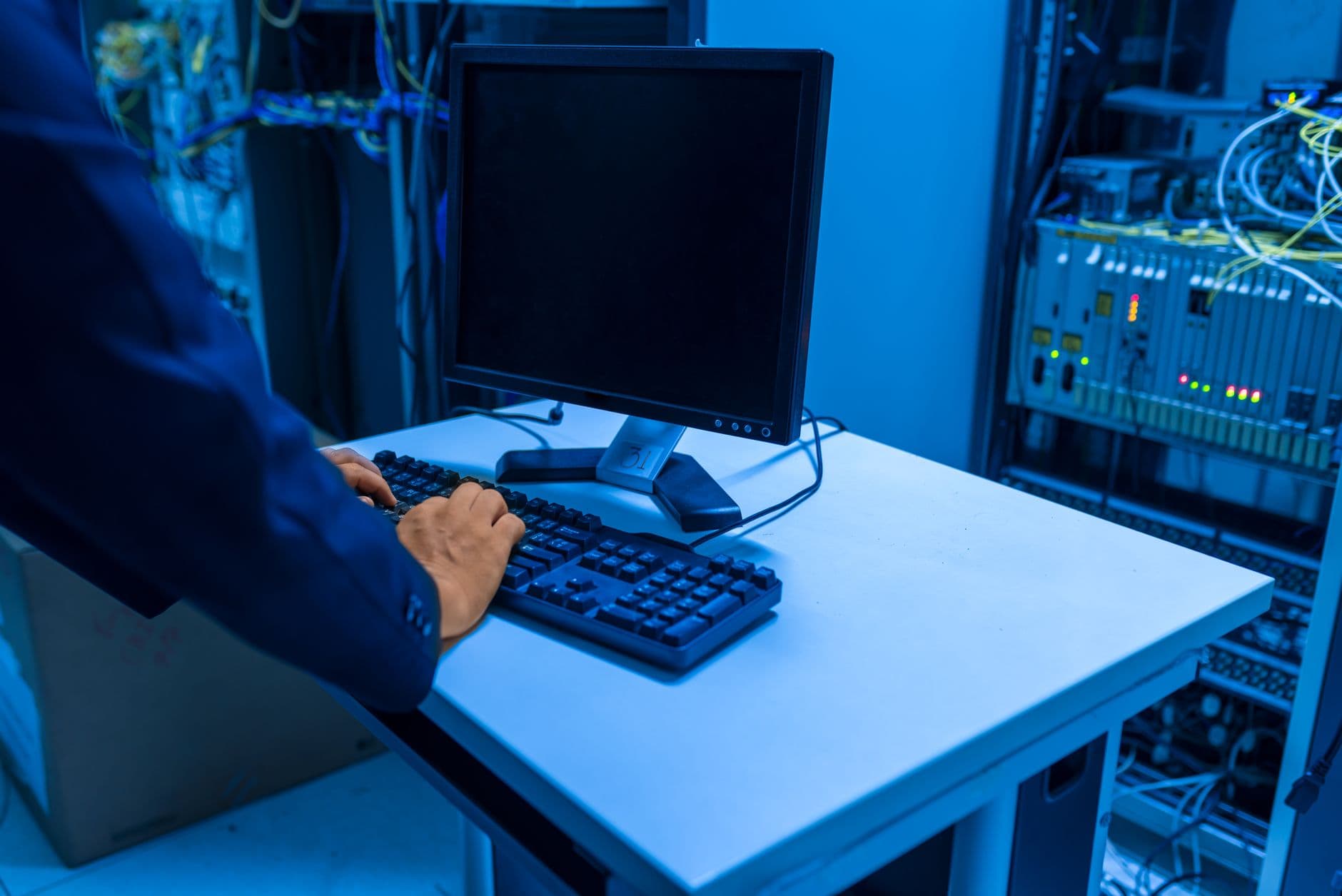 Técnico de TI trabalhando em um rack de servidores