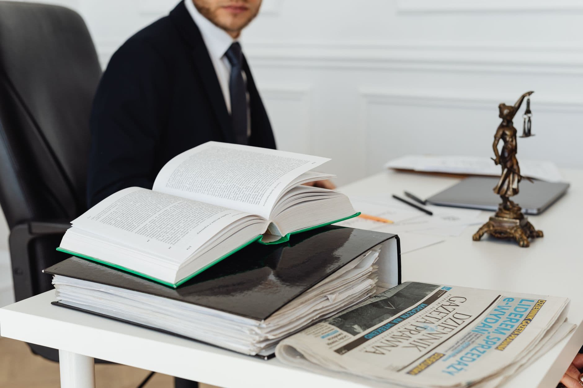 Escritório de advocacia com livros jurídicos sobre a mesa
