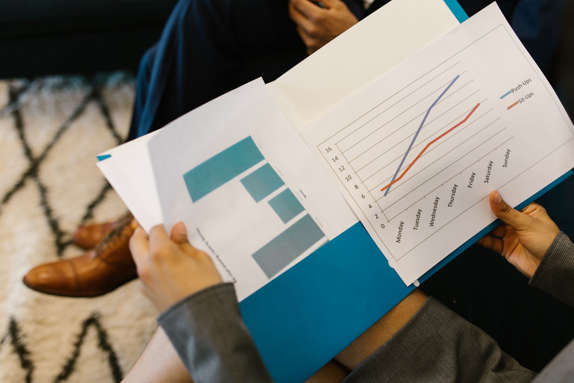 Profissionais do setor financeiro analisando gráficos