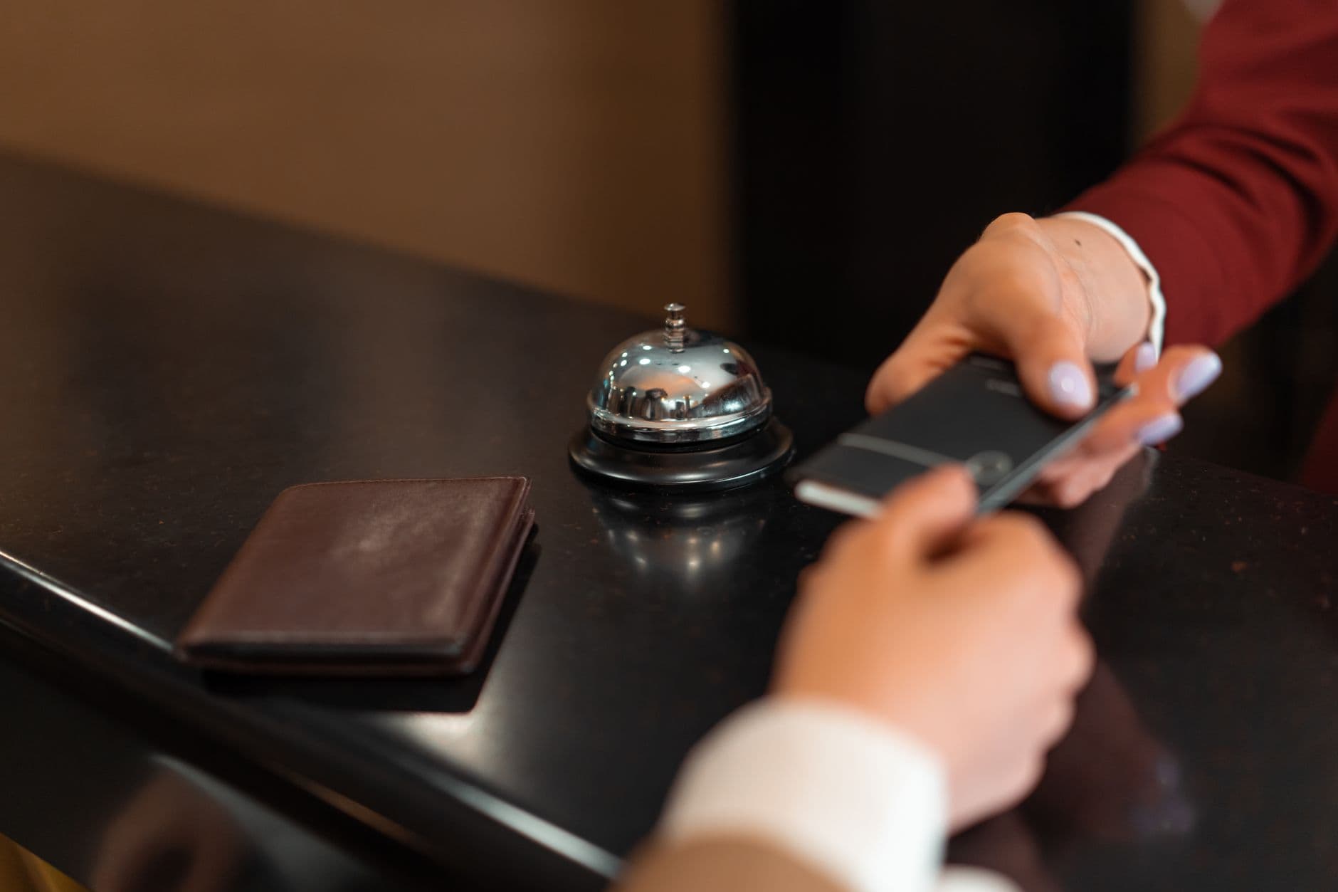 Recepção de hotel com balcão de atendimento