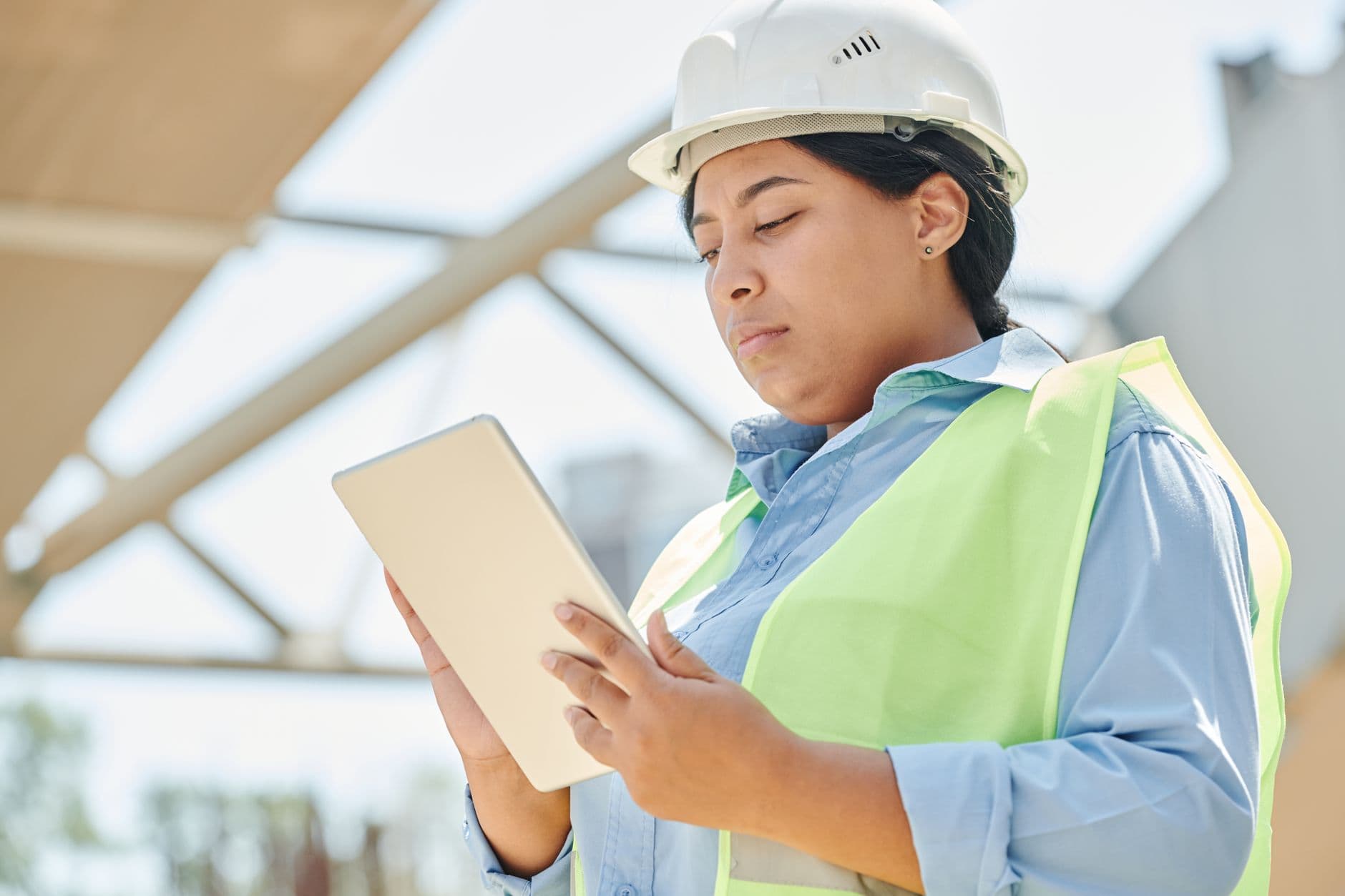 Engenheiro com tablet em canteiro de obras