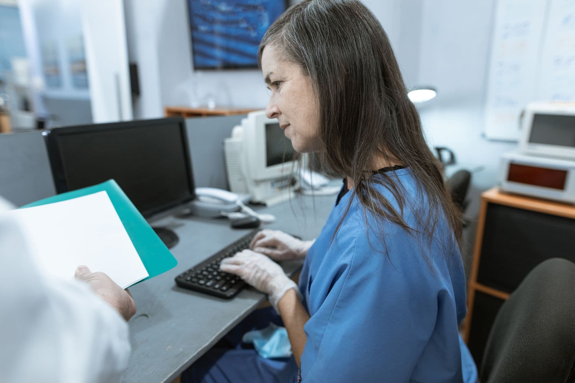 Profissional de saúde consultando prontuário no computador