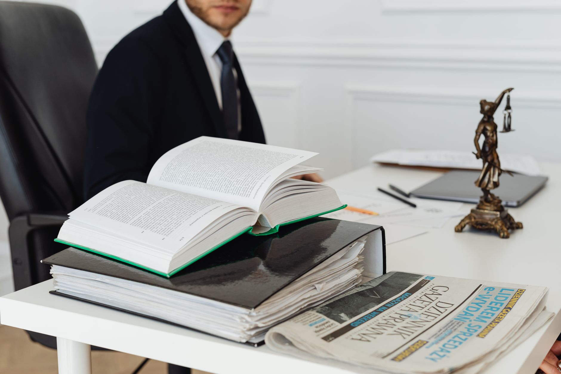Escritório de advocacia com livros jurídicos sobre a mesa