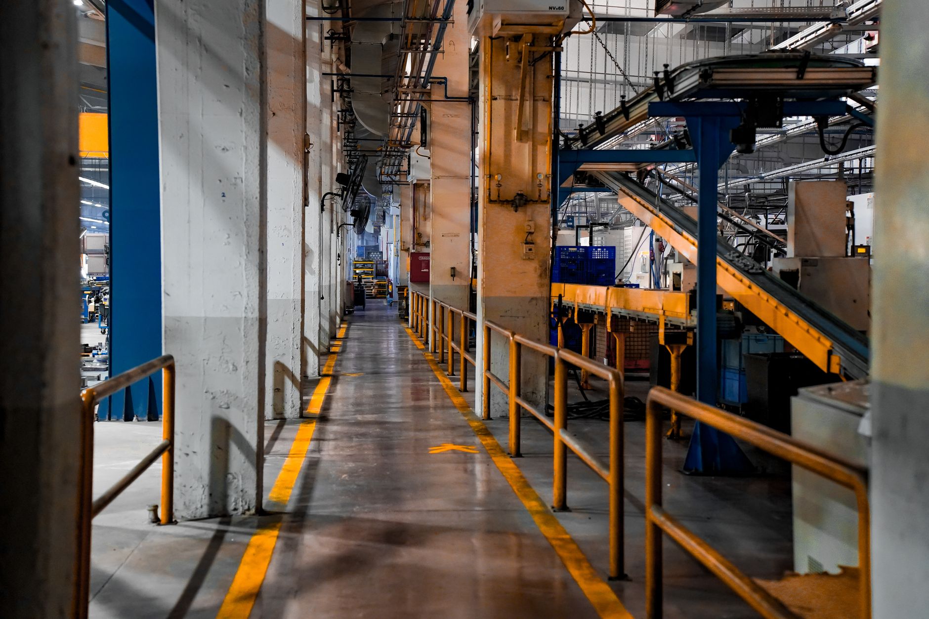 Linha de produção industrial com engenheiro acompanhando
