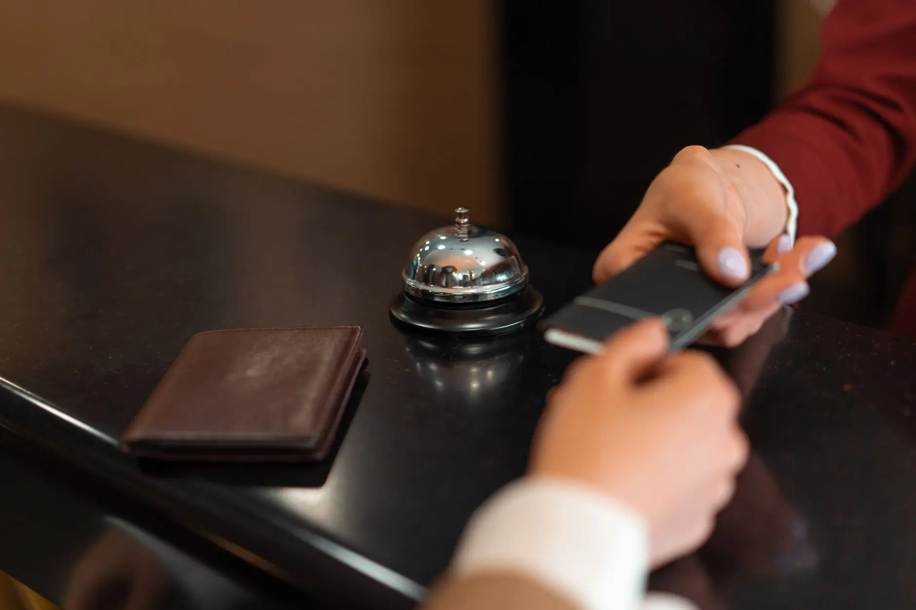 Recepção de hotel com balcão de atendimento